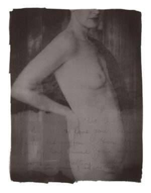 A woman standing in front of a wall with her hands on the side.