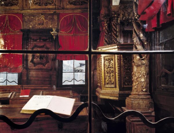 A room with many different types of furniture.