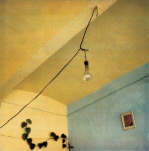 A light hanging from the ceiling in a room.