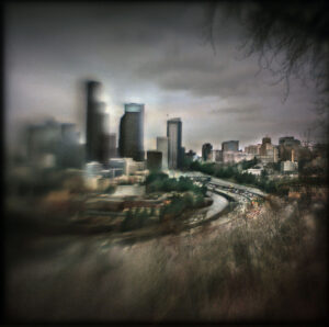 A blurry picture of the city skyline.