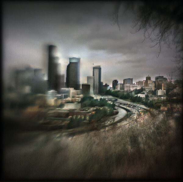 A blurry picture of the city skyline.