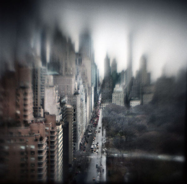 A blurry picture of the city skyline.