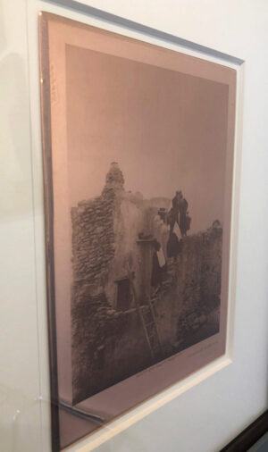 A picture of an old building in the middle of a wall.
