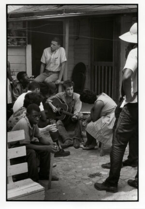 Danny Lyon, Bob Dylan behind the SNCC office, Greenwood, Mississippi, 1963