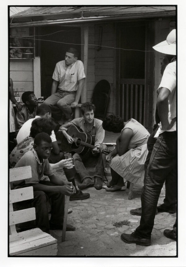Danny Lyon, Bob Dylan behind the SNCC office, Greenwood, Mississippi, 1963