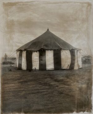 A tent in the middle of nowhere with no people around.