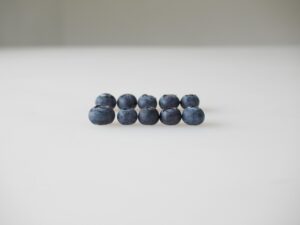 A row of blueberries on top of a table.