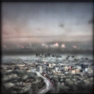 A blurry picture of the city skyline.