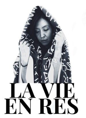 A woman wrapped in a blanket with the words " la vie en rêves ".