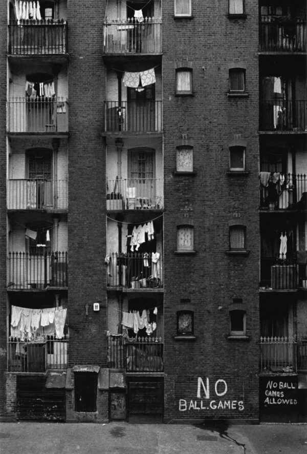 A black and white photo of some buildings