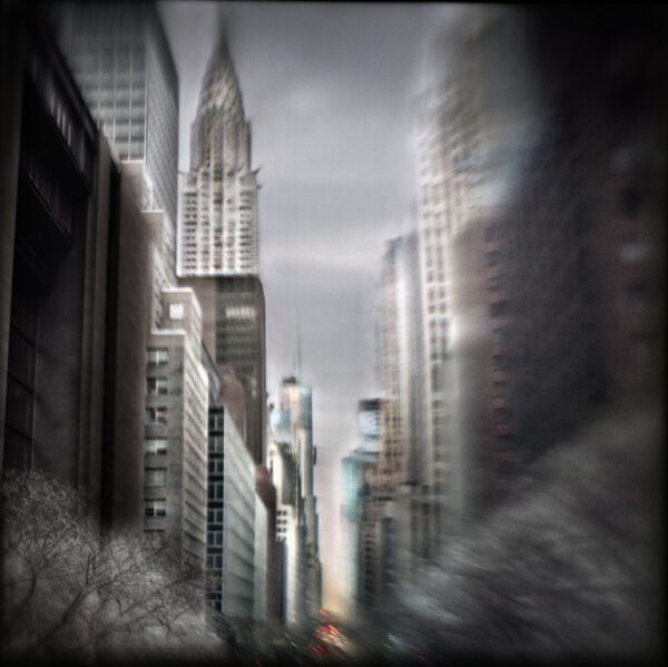 A blurry picture of the city skyline.