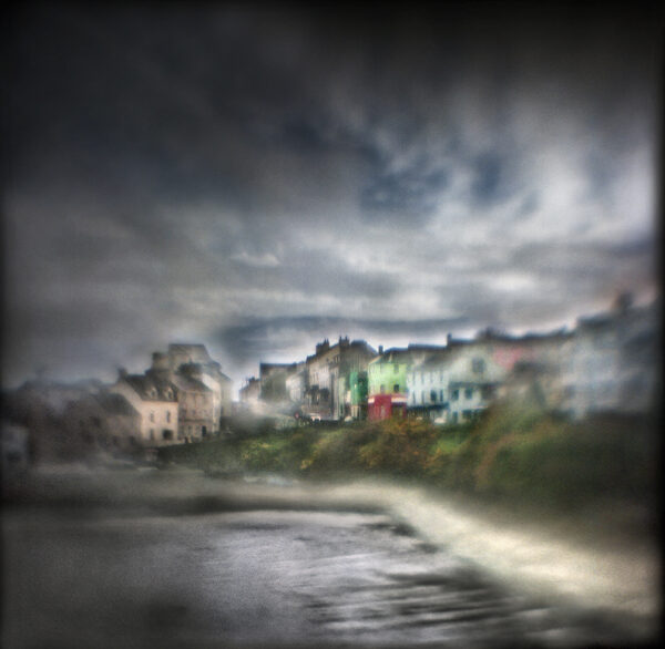A blurry photo of houses on the beach.