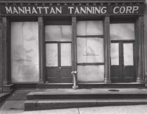 A black and white photo of the manhattan tanning company.
