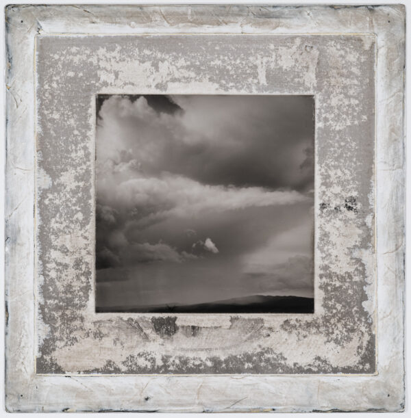 A picture of the sky in black and white.