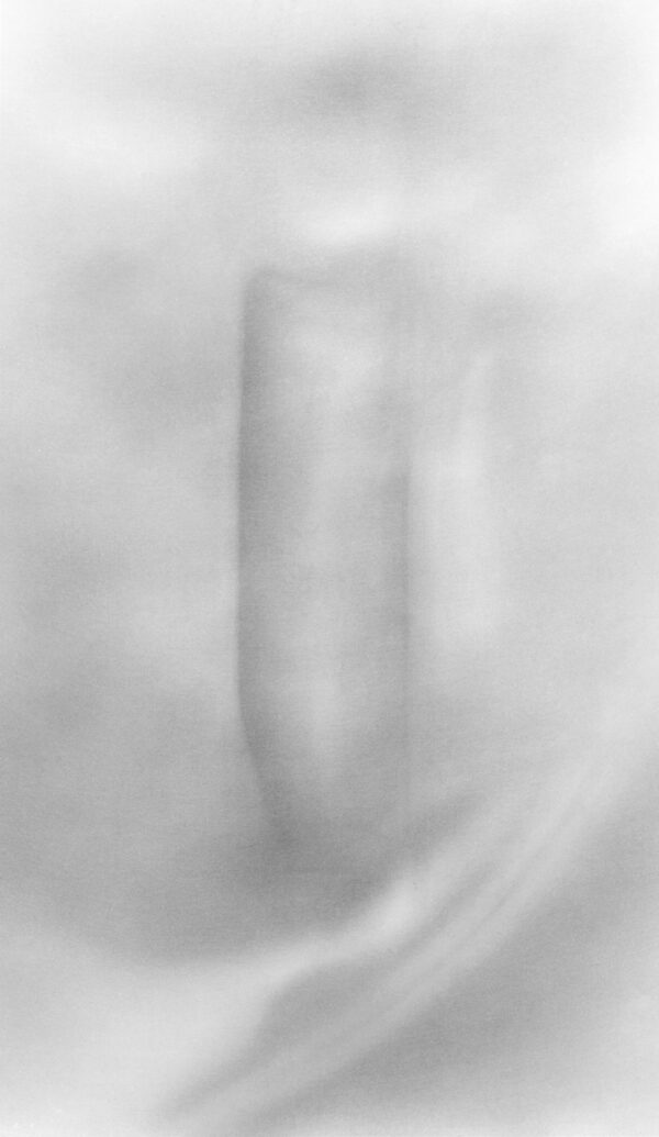 A blurry image of a pillar in the middle of a room.