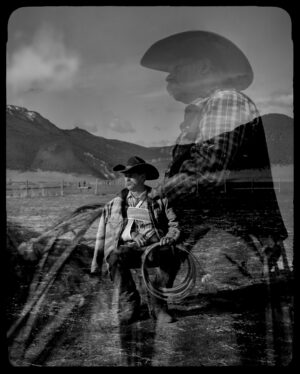 A man in cowboy hat sitting on top of a horse.